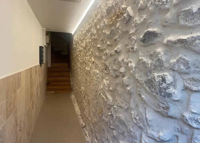 Les De Catherine, La St Georges Apartment